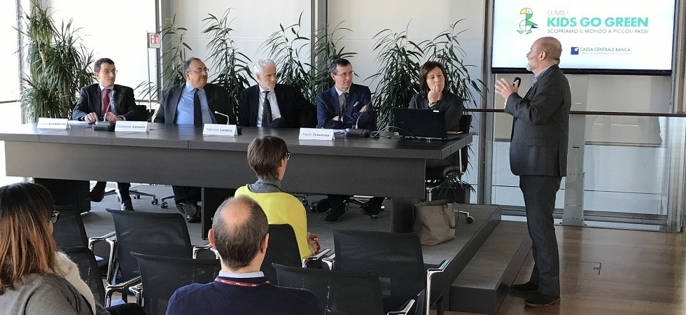 I bambini imparano a usare la mobilità sostenibile negli spostamenti tra casa e scuola in un gioco collettivo e l'uso